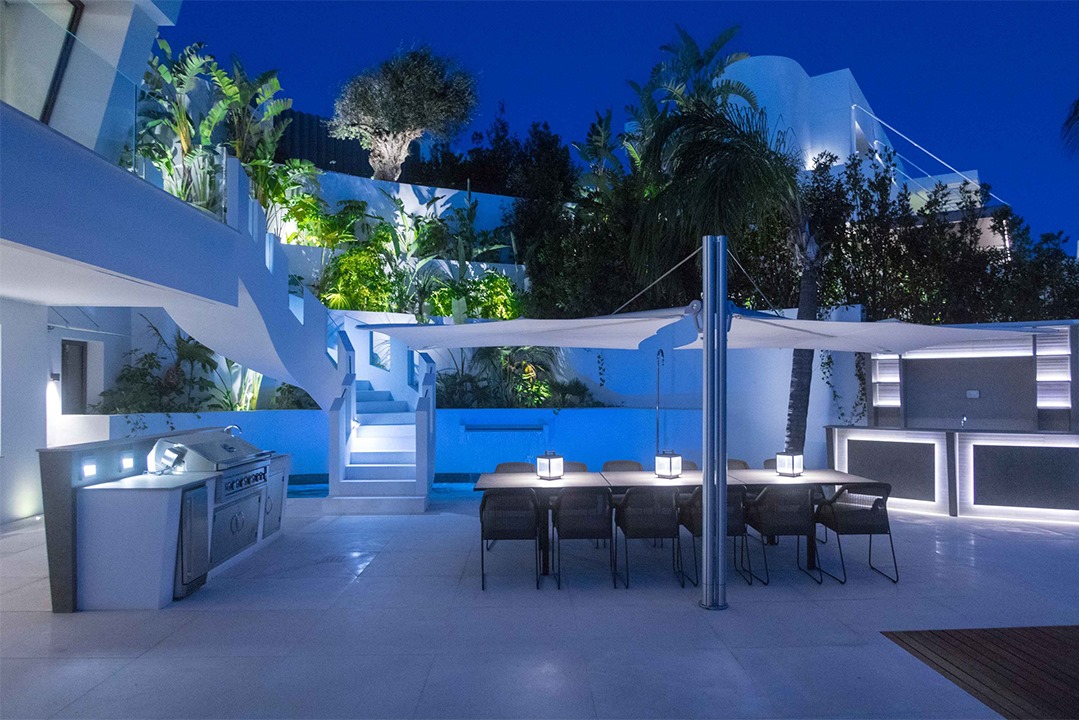 Neue moderne Villa mit atemberaubendem Panoramablick auf das Meer und den Golf.