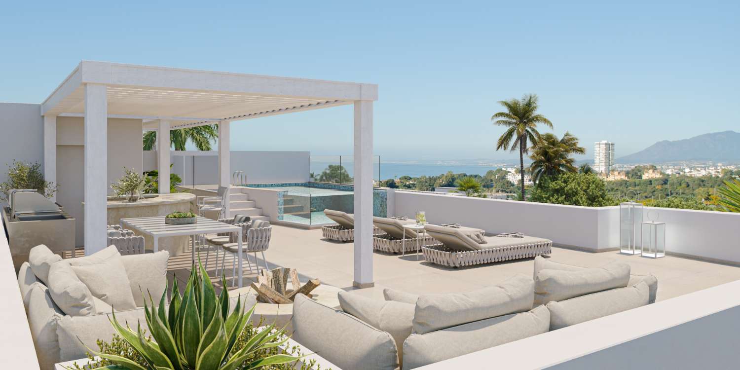 Ruim penthouse gebouwd in luxe urbanisatie met resort, in Marbella East, op de eerste lijn van de golfbaan