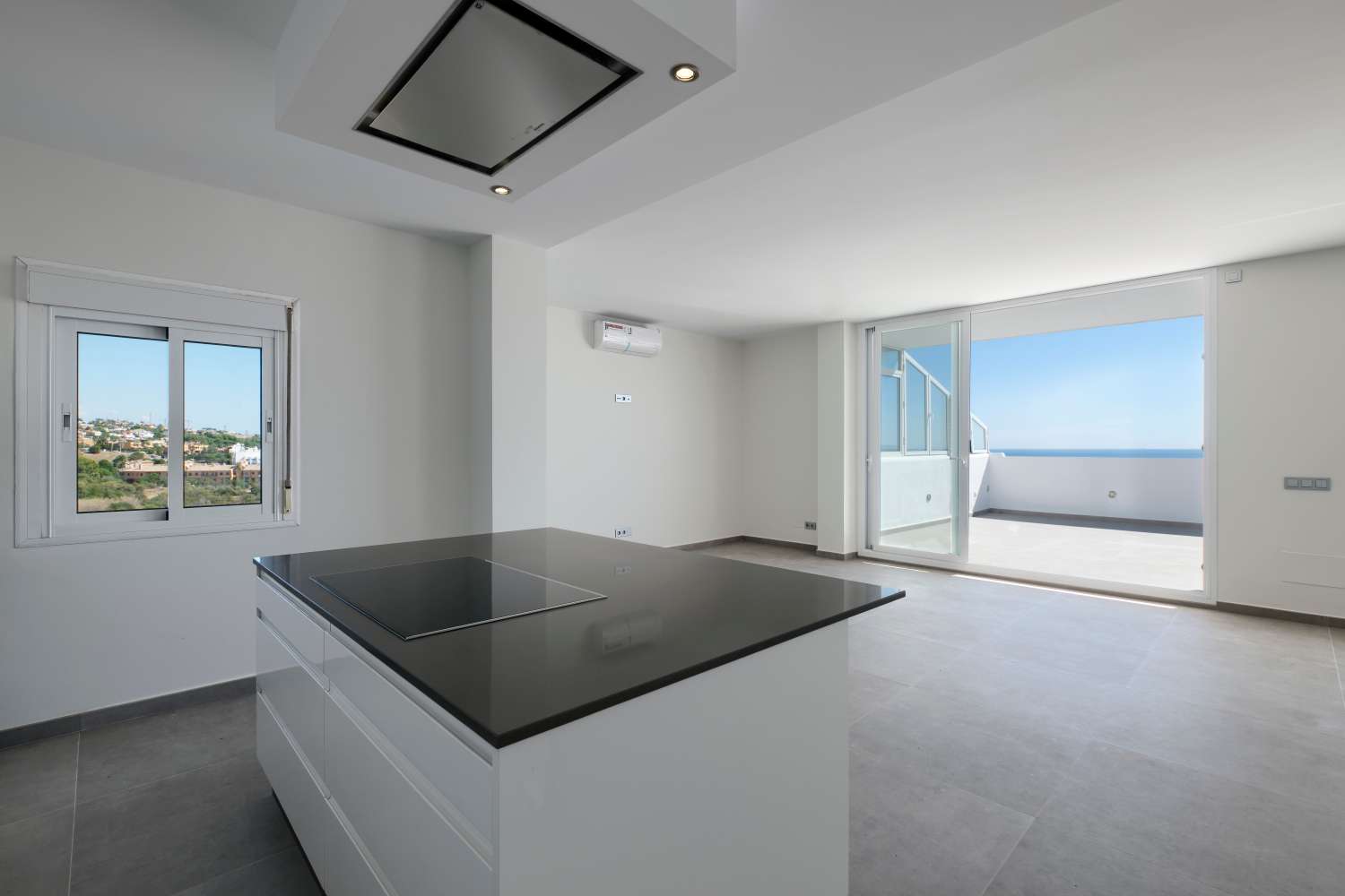梦幻般的朝南海滨3卧复式顶层公寓，位于海滨。