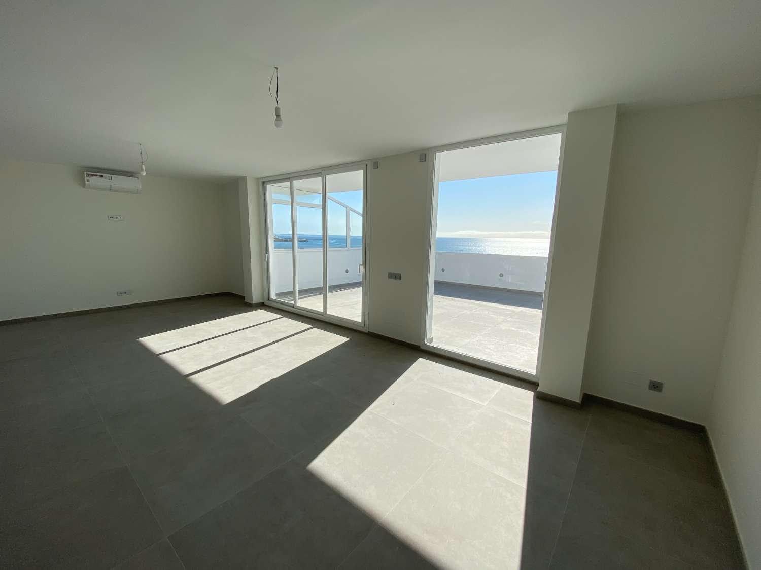 梦幻般的朝南海滨3卧复式顶层公寓，位于海滨。