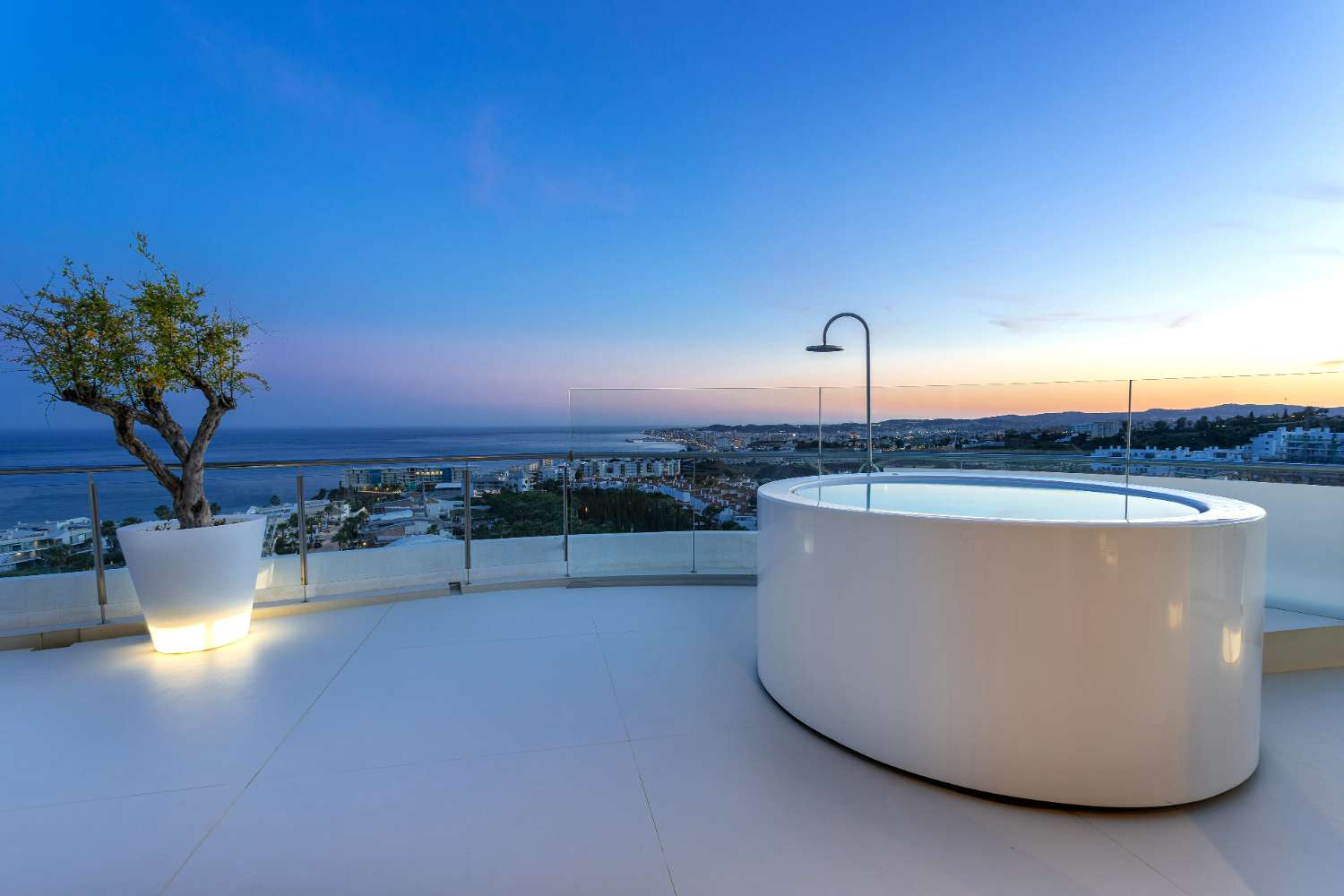 SPECTACULAR SOUTH FACING PENTHOUSE, IN LUXURY COMPLEX