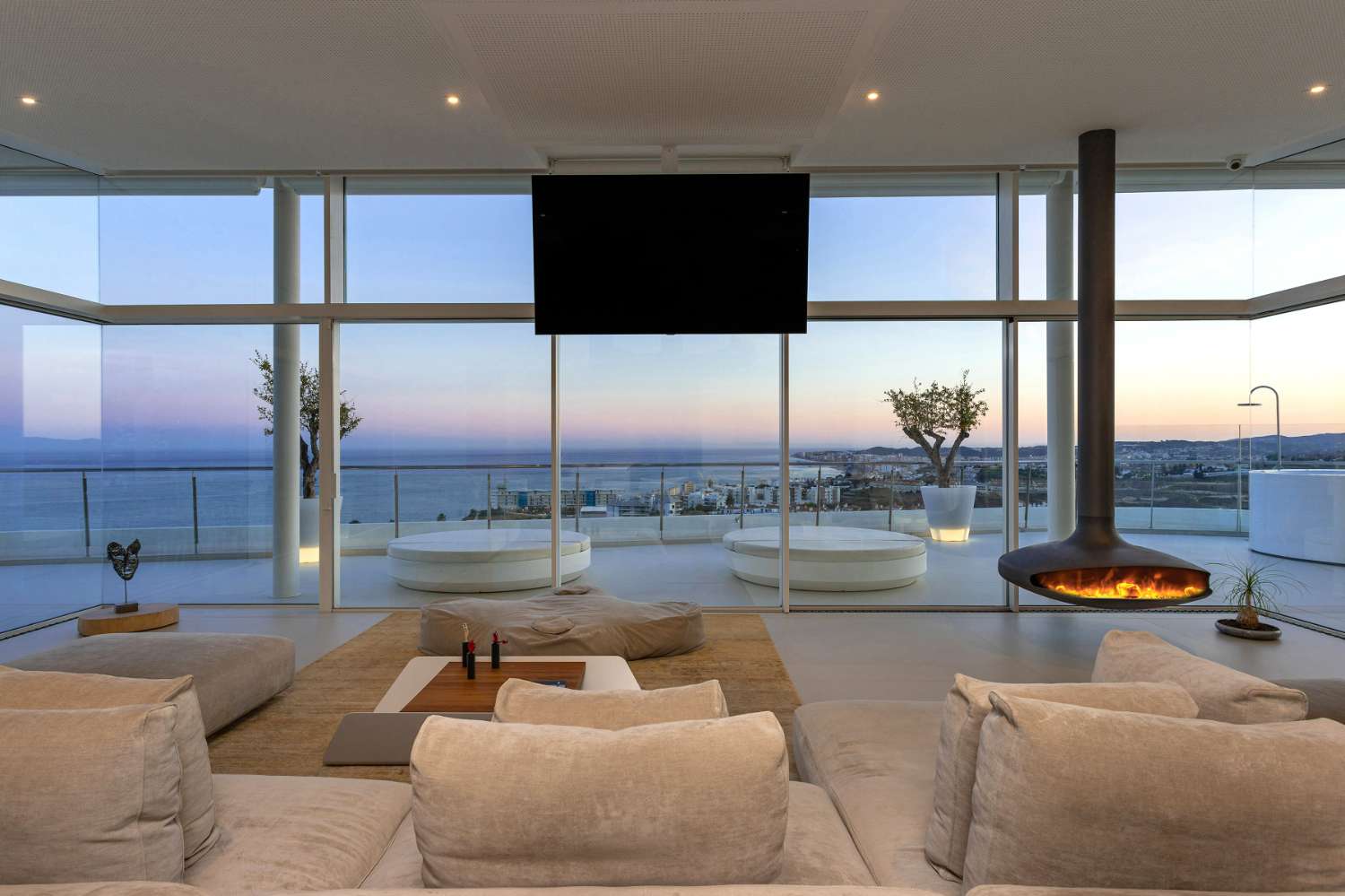 SPECTACULAR SOUTH FACING PENTHOUSE, IN LUXURY COMPLEX